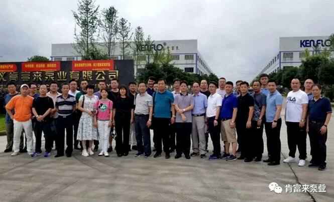 与会人员在遵义苏州苗蓝智能制造解决方案有限公司有限公司大门口合影留念